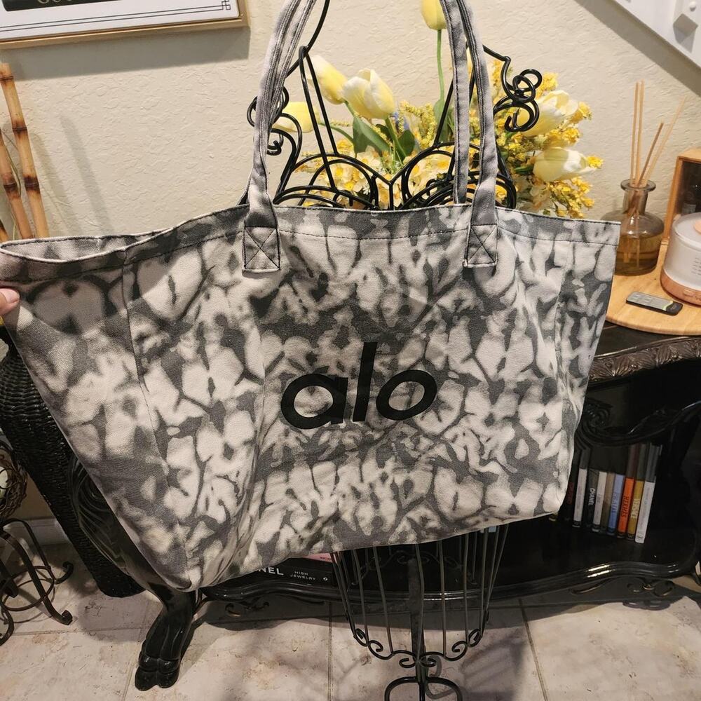 Alo Yoga Iconic Shopper Tote